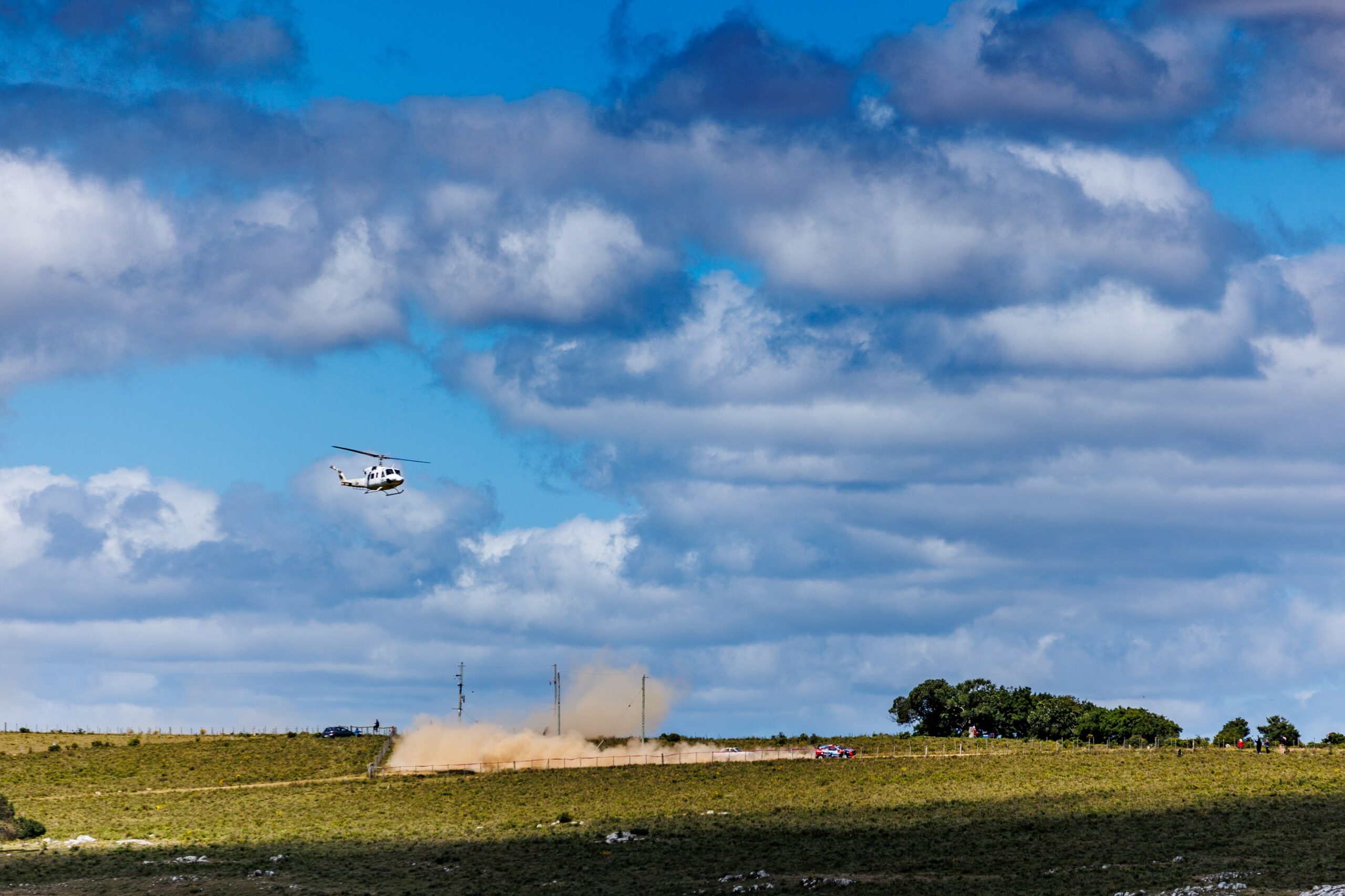 Helicóptero persiguiendo a vehículo de rally para filmación