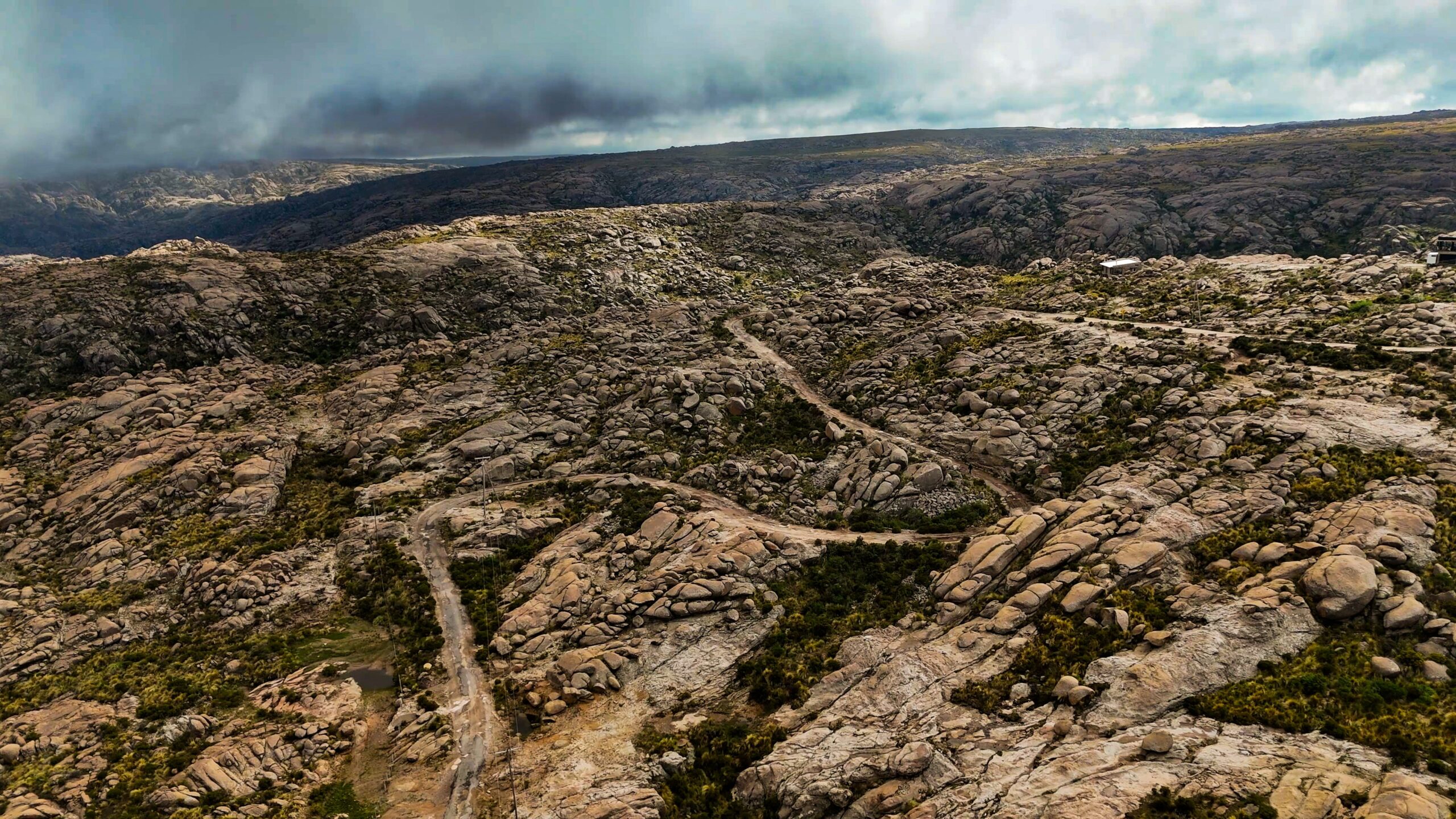 Camino de rally ubicado entre llanuras
